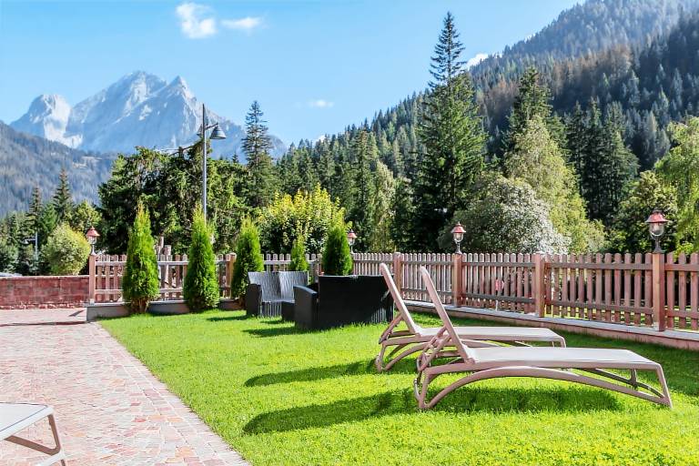 Apartment 'Villa Lory 6' with Mountain View, Shared Garden and Wi-Fi in Canazei