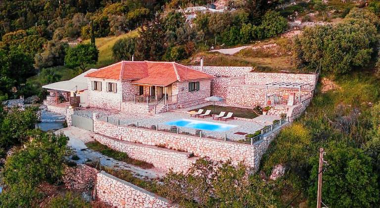 Pleasant villa with yard, private pool & BBQ | Dogs allowed in Lefkada