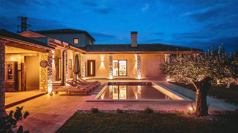 Villa with barbeque, terrace & private pool | Pets allowed — photo 5
