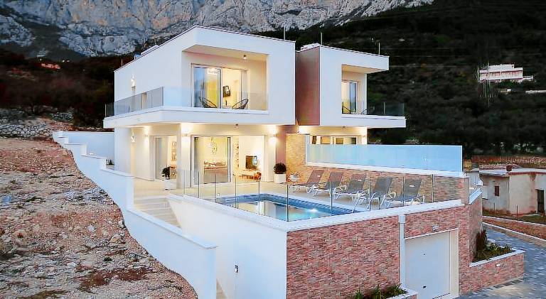 Villa with pool — photo 3