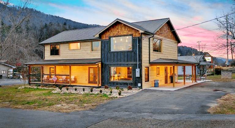 Vacation home with hot tub in Pigeon Forge, TN