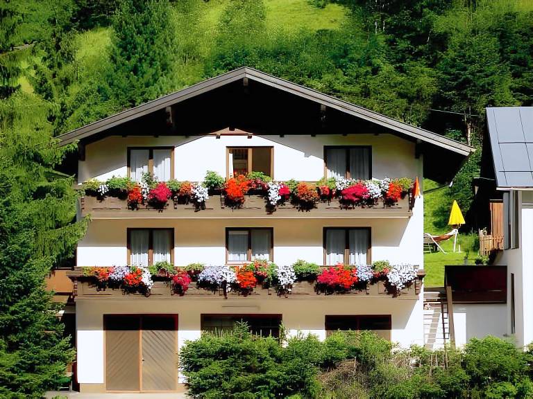 Rental apartment with barbecue, yard & pool in Grossarl
