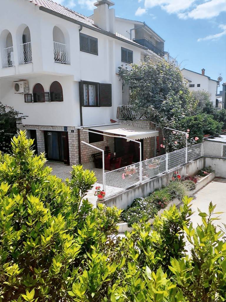 Holiday apartment with terrace — photo 2