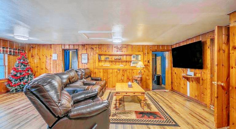 Lovely vacation home with hot tub, patio & grill | Pets allowed — photo 4
