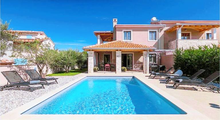 Vacation home with pool in Tar-Vabriga