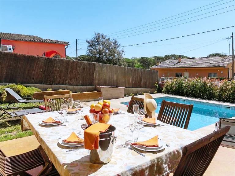 Vacation home with private pool, barbeque & patio | Suitable for remote work — photo 2