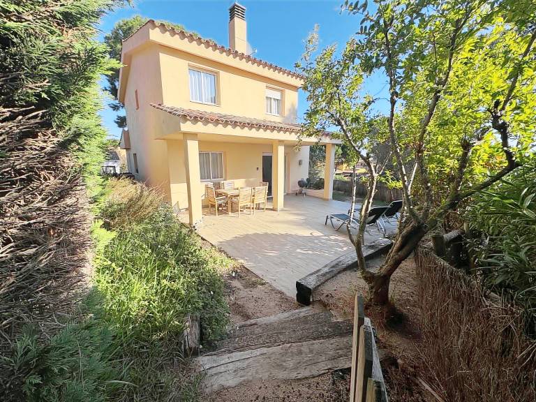 Fully equipped villa with pool, BBQ & patio | Pets are welcome — photo 3