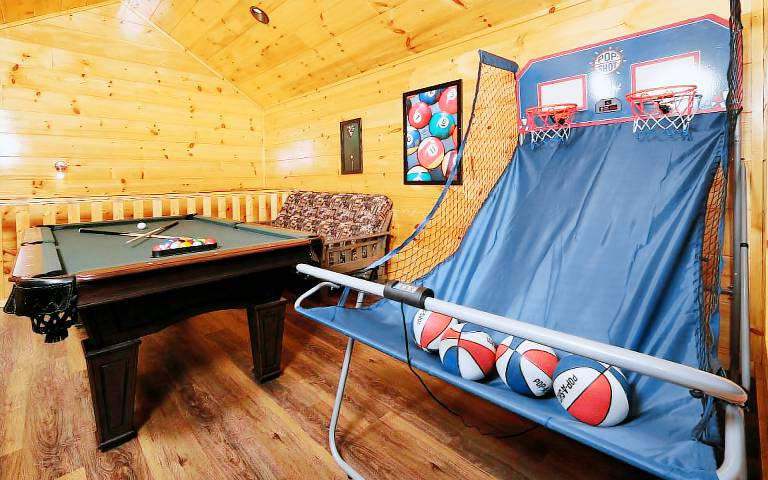 Cabin with jacuzzi, grill & pool | Mountain view — photo 2