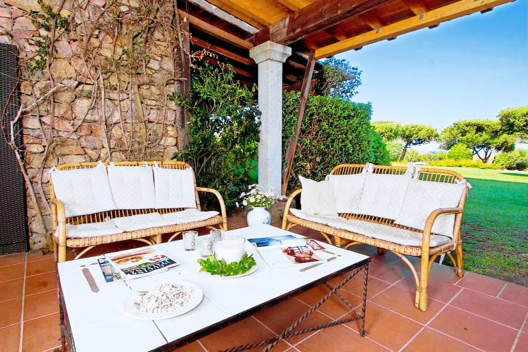 Apartment with pool & garden | Garden view — photo 2