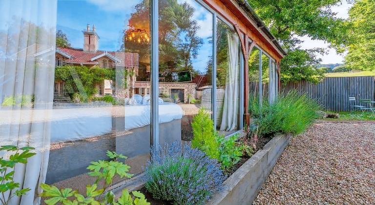 Lodge with terrace & hot tub | Pets are welcome — photo 3