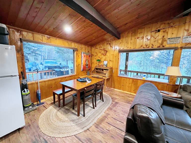 Huckleberry Hut Cozy Fishing Cabin Near YNP — photo 4