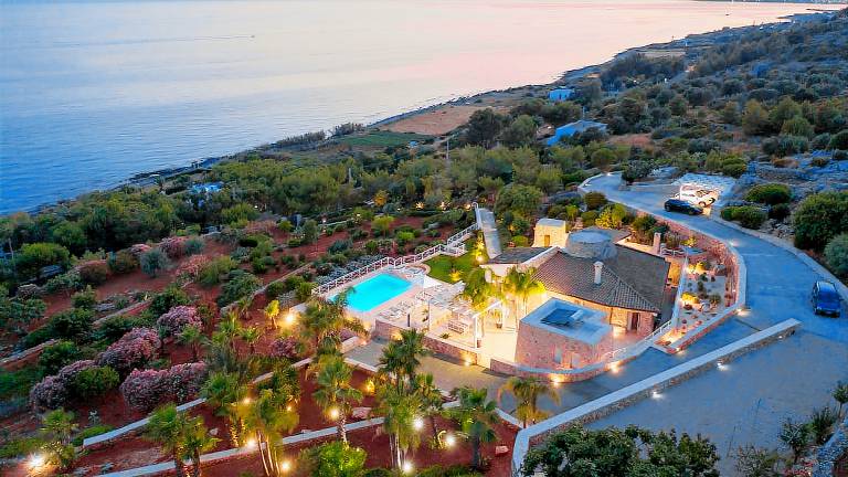 Fully equipped pleasant vacation home with yard, private pool & terrace | Pets are welcome in Patu
