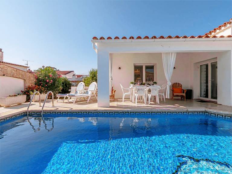 Fully equipped spacious vacation home with patio, garden & barbecue | Pets allowed — photo 2