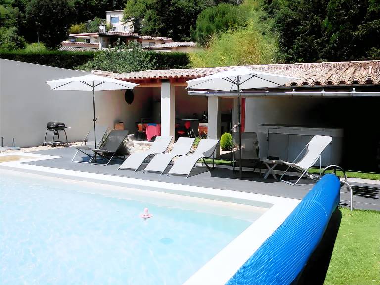 Grand Gîte Apartment with Mountain View, Shared Pool, and Wi-Fi in Saint-Jean-du-Gard