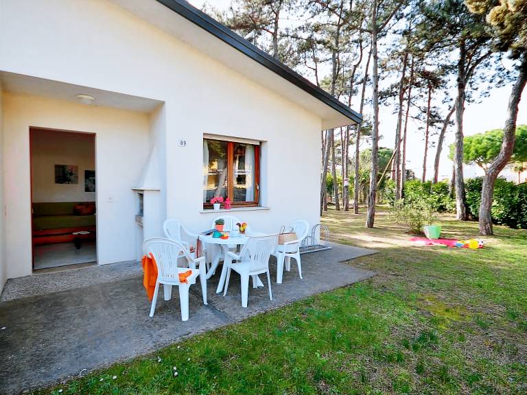 House with barbeque, yard & patio — photo 3