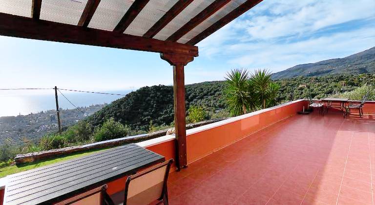 House with barbeque, jacuzzi & garden — photo 2