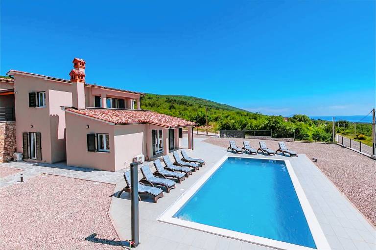 Villa with pool, barbecue & terrace | Water view — photo 4