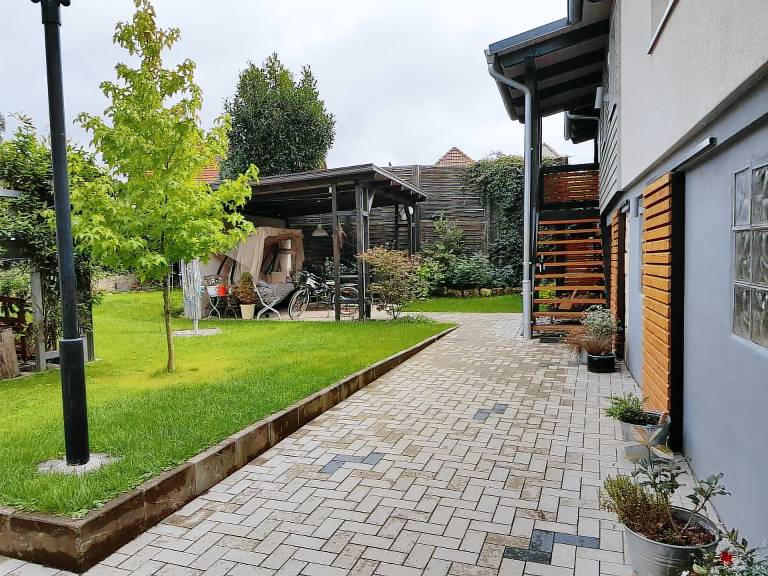 Rental apartment with barbecue, terrace & yard — photo 2