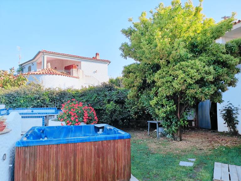 Villa 'In Riva al Mare' with Hot Tub and Wi-Fi — photo 2