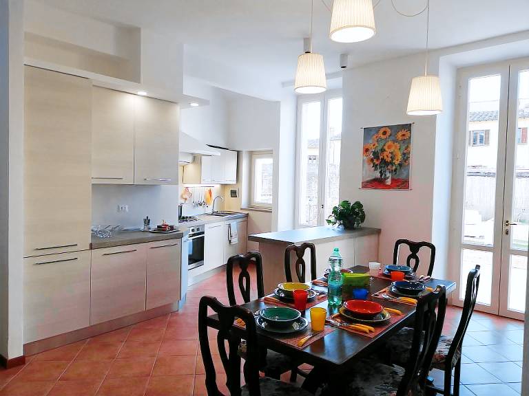 Holiday apartment with yard | City view — photo 2