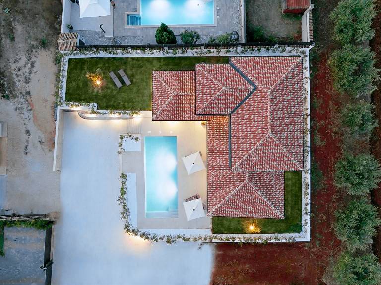Fully equipped beautiful villa with barbeque, yard & private pool | Dogs allowed — photo 2