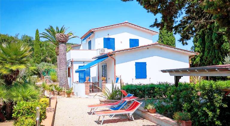 Lovely vacation home with terrace, garden & grill | Pets are welcome in Capoliveri