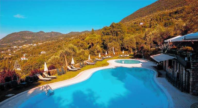 Serviced apartment with pool, terrace & yard | Dogs allowed — photo 2