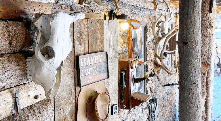 Rustic Cozy Cabin with hot tub in Calgary, AB