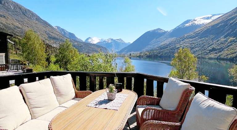 House with pool & hot tub | Pets are welcome in Stryn