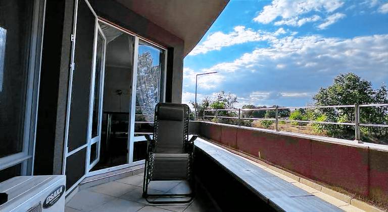 Rental apartment with patio & yard — photo 3