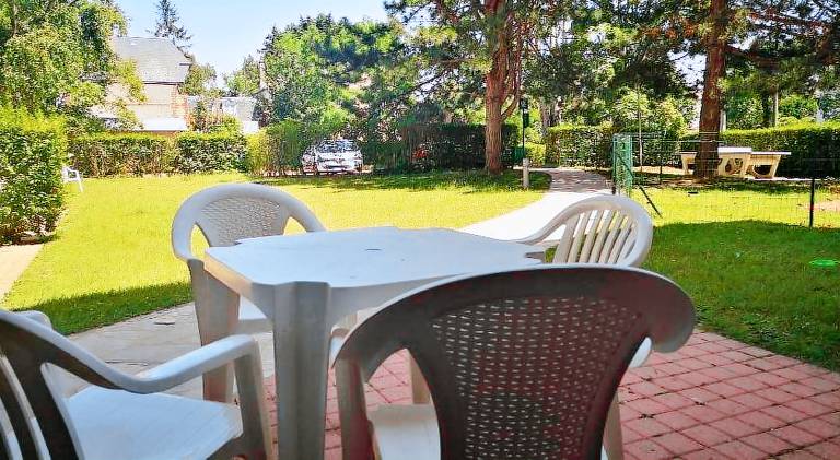 Serviced apartment with terrace & garden in Touques