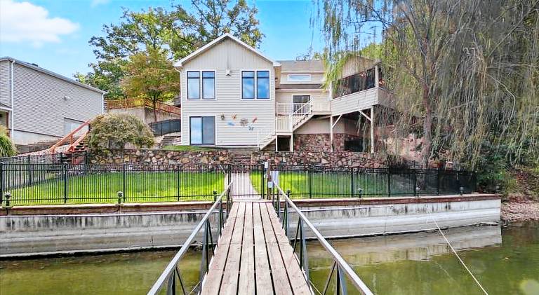 Ample vacation home | Dogs allowed in Green Bay, MO