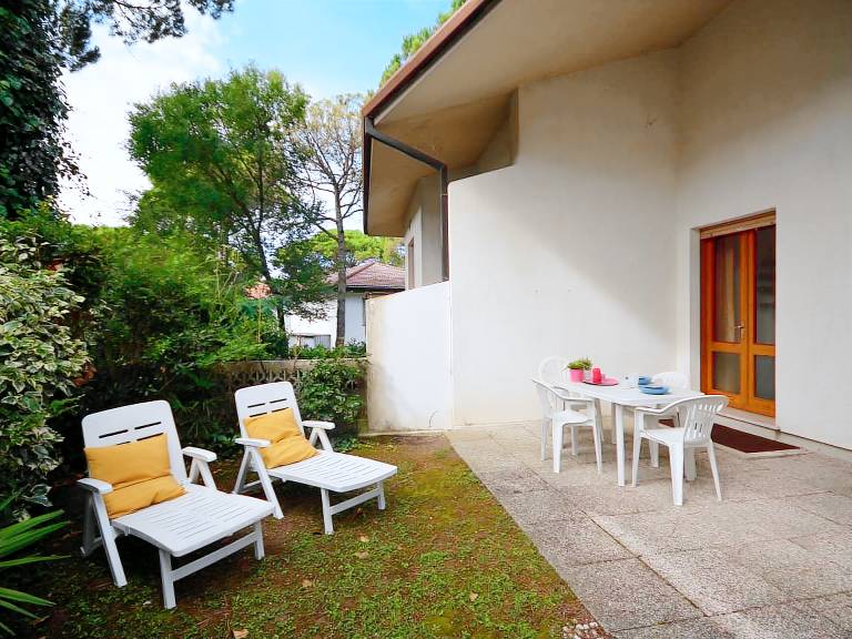 Rental apartment with barbecue, terrace & garden — photo 3