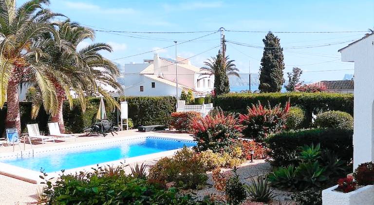 House with pool — photo 4