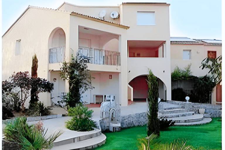 Serviced apartment with hot tub, patio & pool in L'Île-Rousse