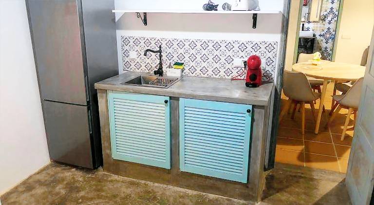 Vacation home with yard, barbecue & pool | Pet-friendly — photo 3