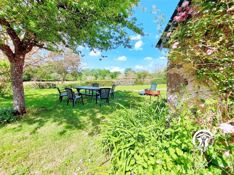 Cottage with yard & grill — photo 3