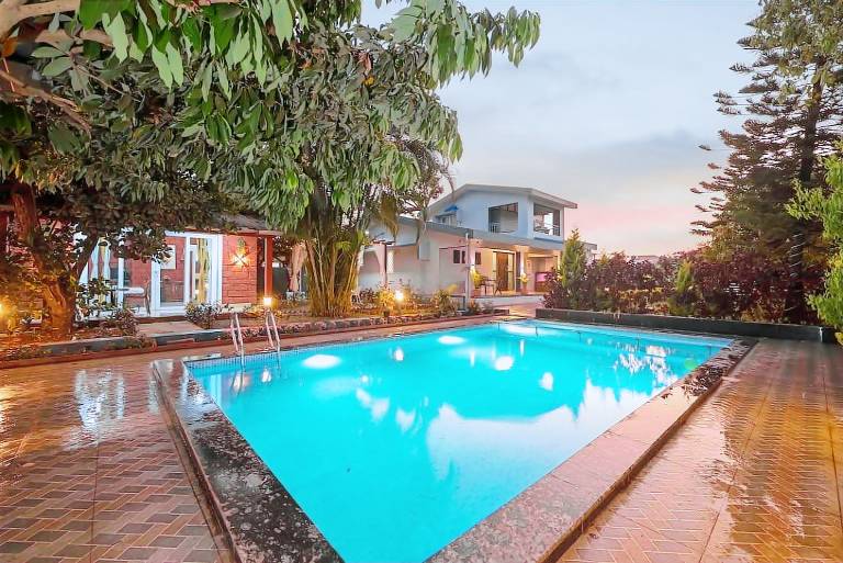 Villa with pool, barbecue & yard in Nashik