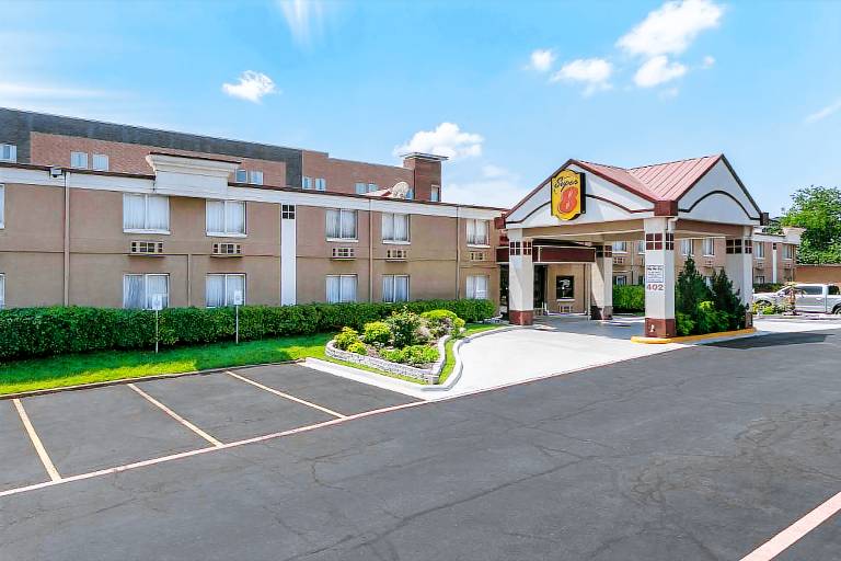Super 8 By Wyndham Grand Prairie North in Grand Prairie, TX