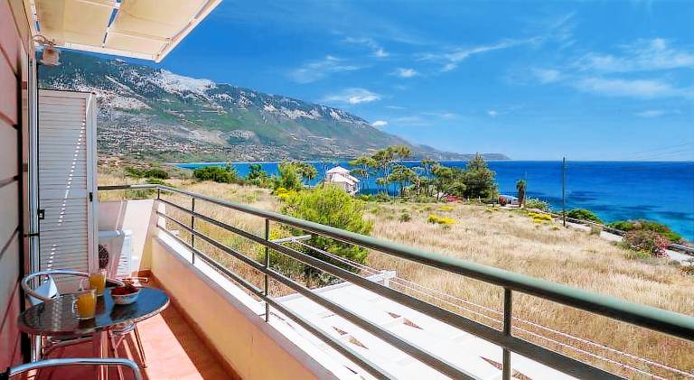 House with terrace, yard & jacuzzi — photo 3