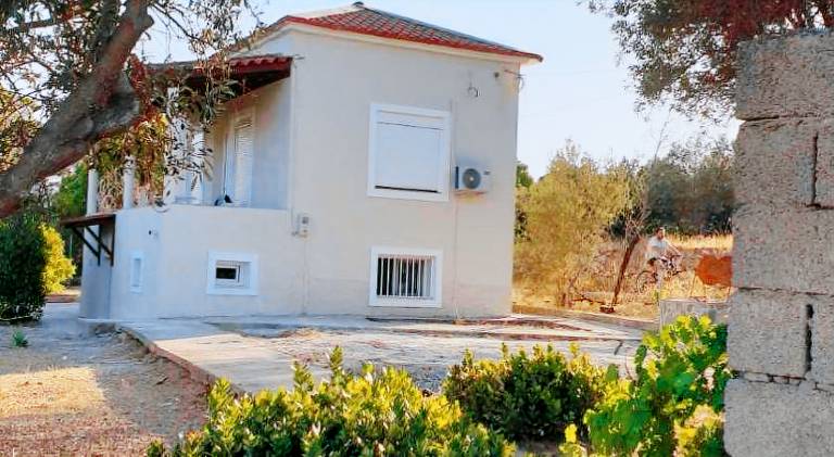 House with patio & garden — photo 4