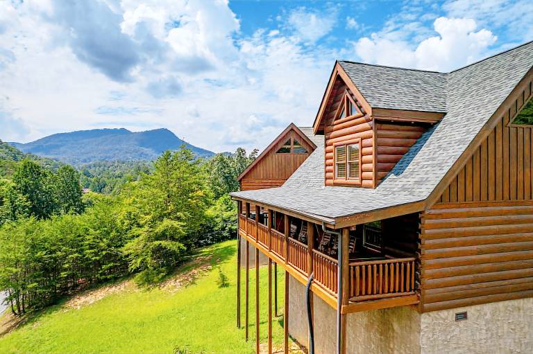 Fully equipped cabin with pool, hot tub & barbeque | Pet-friendly in Sevierville, TN