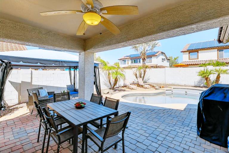 4 Mi to Luke AFB: Family Home w/ Pool & Hot Tub — photo 2