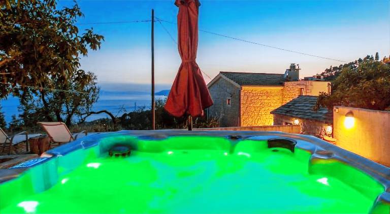 Vacation home with jacuzzi — photo 2