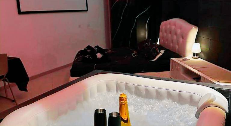 Rental apartment with hot tub — photo 3