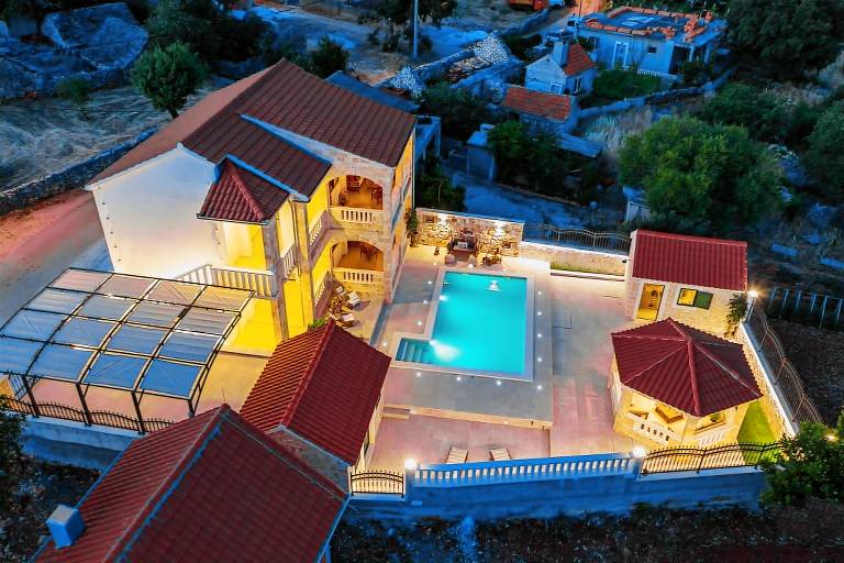 Children-friendly villa with barbecue, patio & private pool | Mountain view | Pets are welcome — photo 3