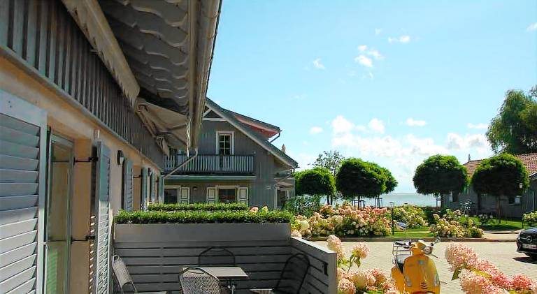 Apartment with patio & yard — photo 4