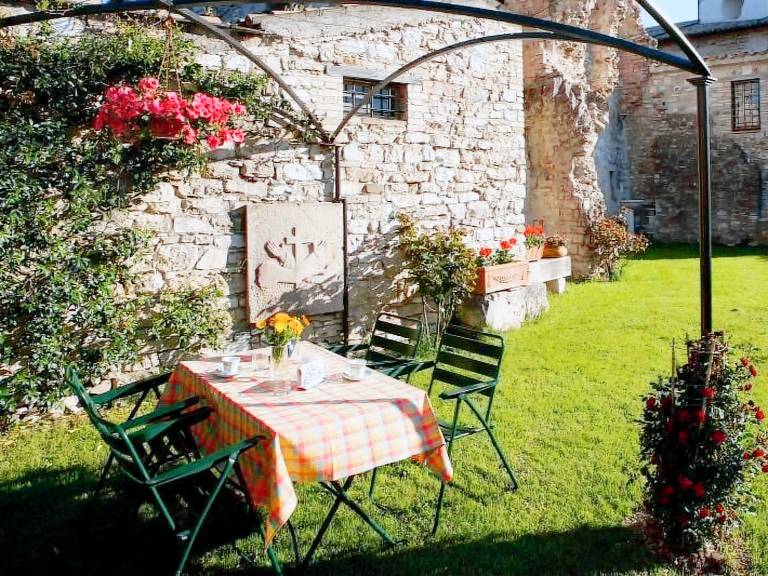 Holiday apartment with garden — photo 4