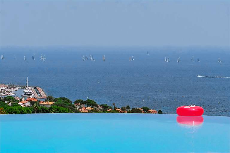 Villa with pool, BBQ & yard — photo 3