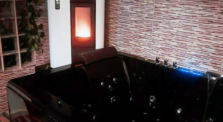 Rental apartment with pool & hot tub — photo 3